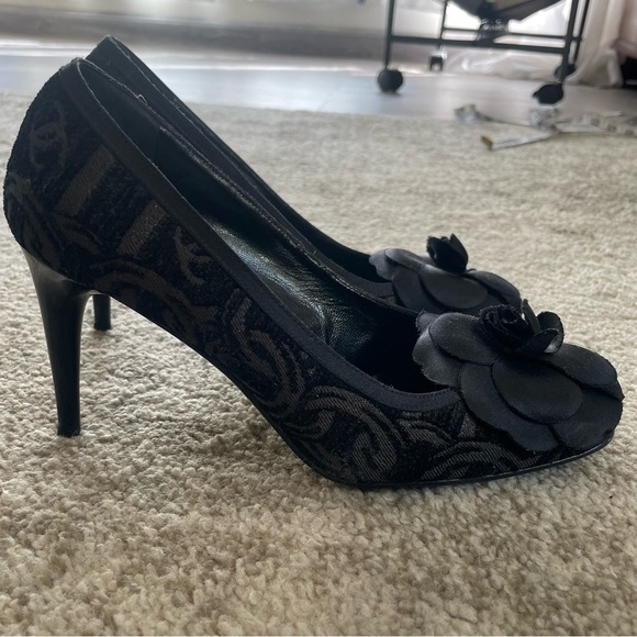 💯 CHANEL Black Embossed CC Pattern /w Floral Toe Pump Size 38 - Picture 7 of 16
